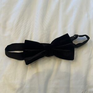 Velvet bow tie